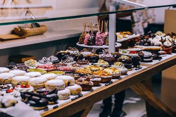 Pâtisserie 101: Quels sont les ingrédients et les ustensiles indispensables ?