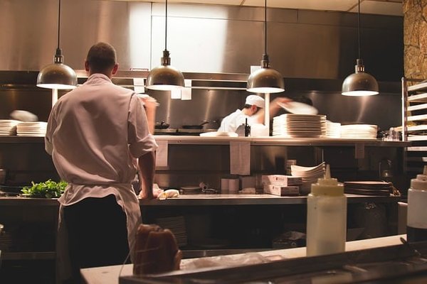 Quels sont les meilleurs restaurants équipés de planchas haut de gamme dans leur cuisine ?